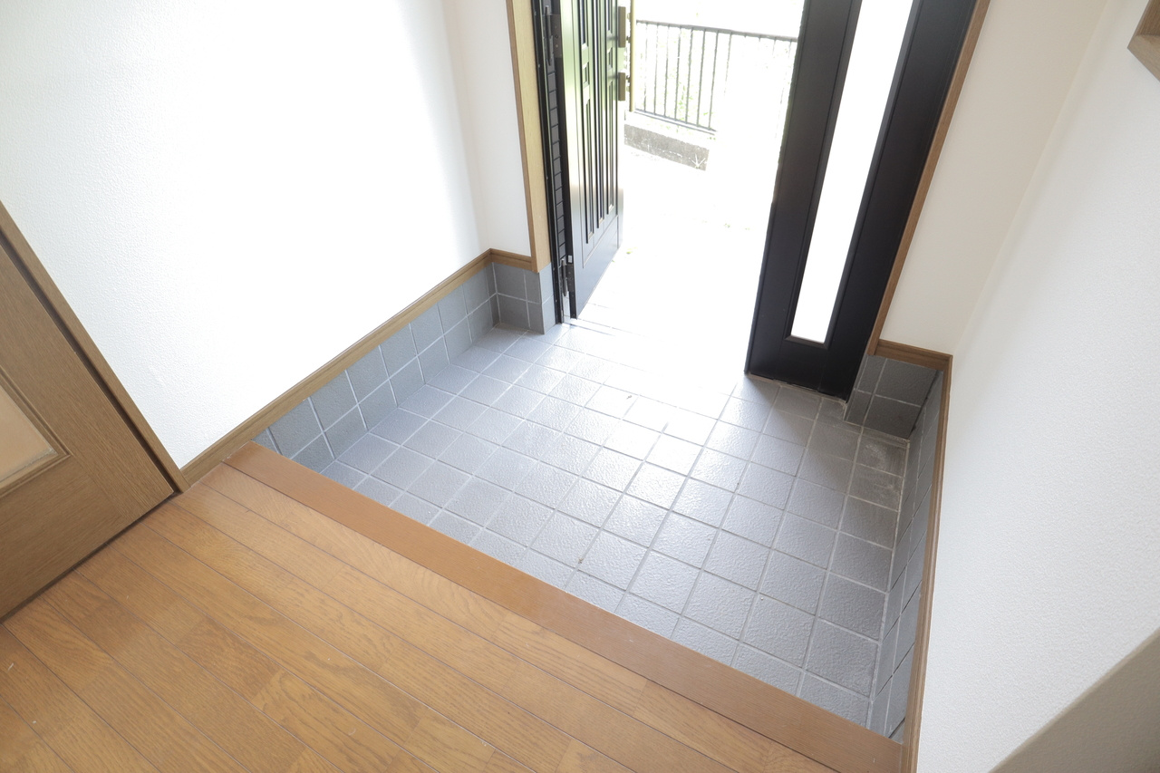 北新町戸建の玄関