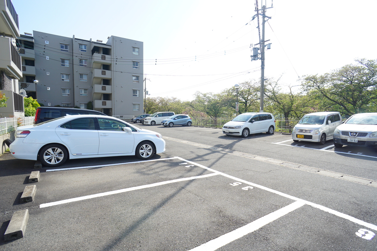 新大宮ハイタウンＣ棟の駐車場