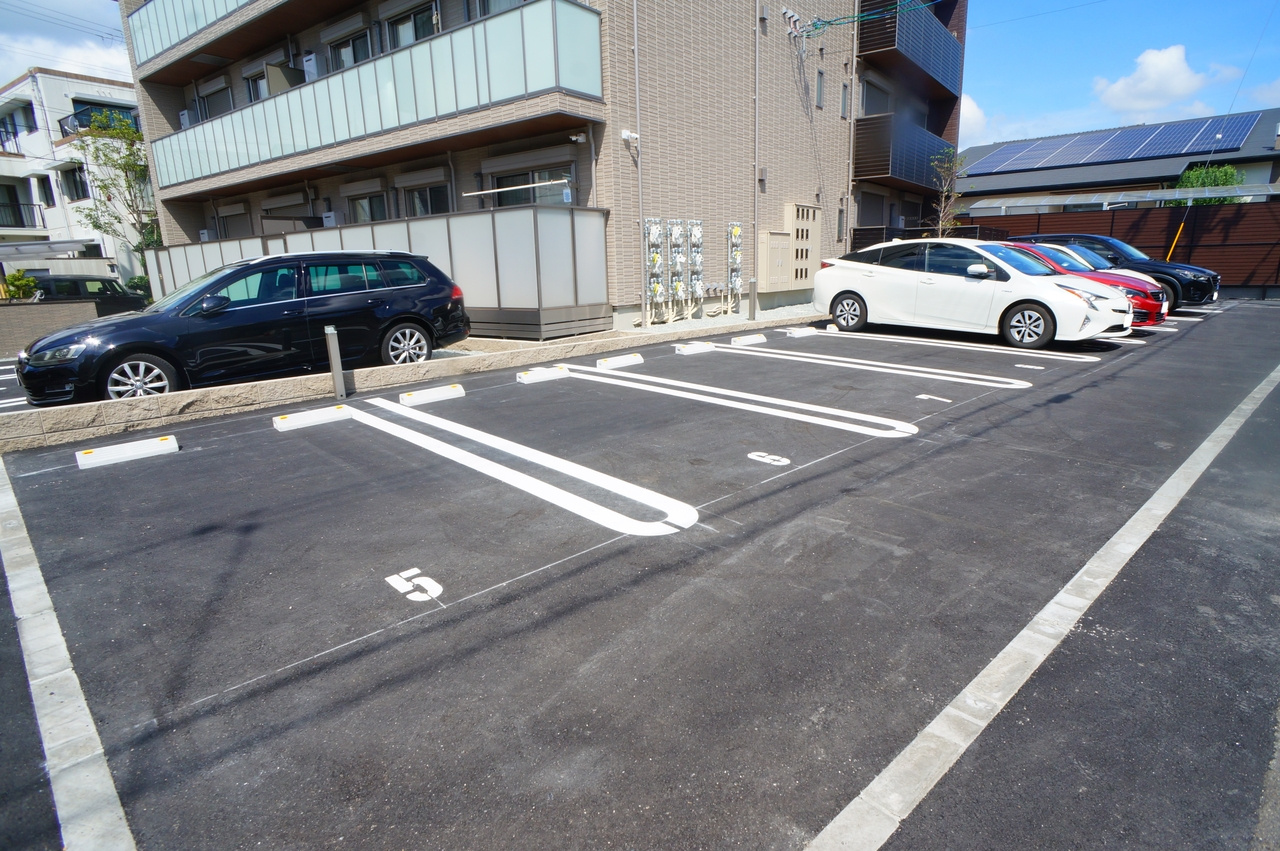 シャーメゾン光の駐車場