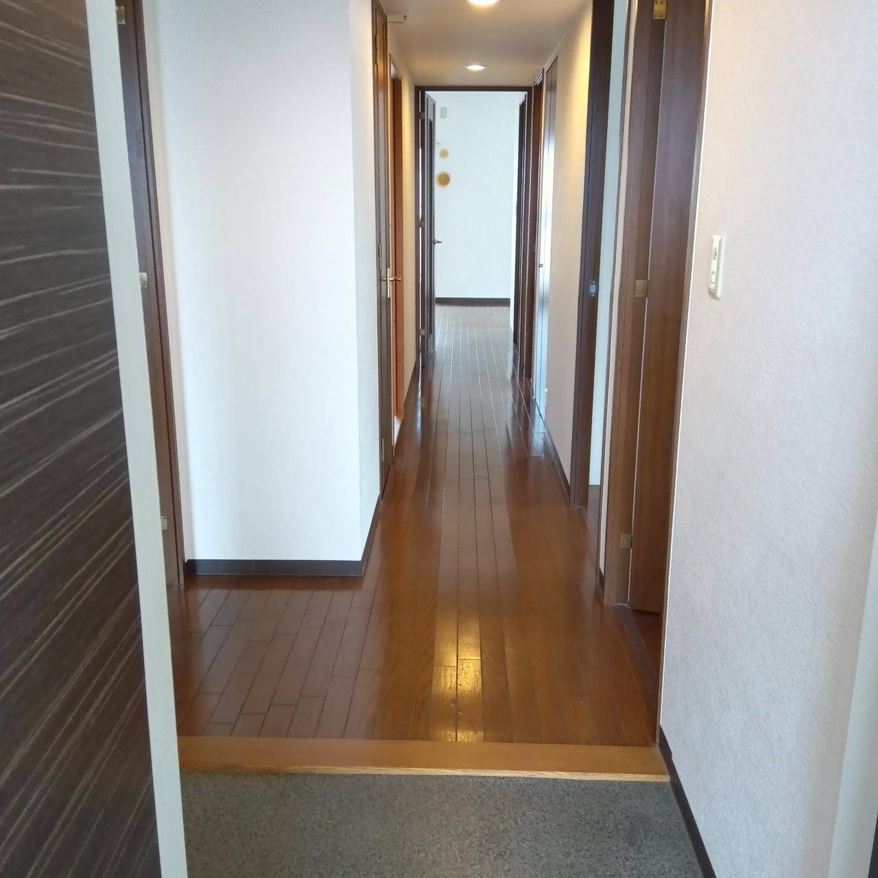 オーズタウンイーストスクエアⅠ番館の玄関