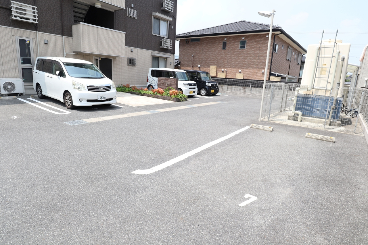 リヴァージュの駐車場