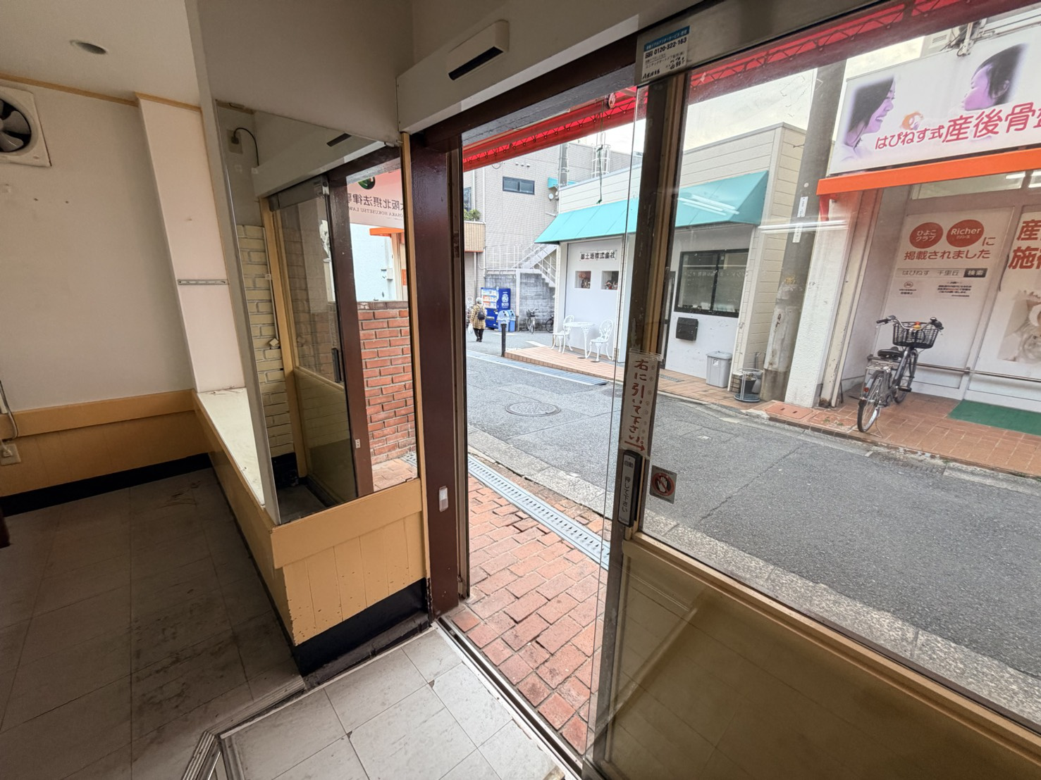 千里丘１丁目店舗の玄関