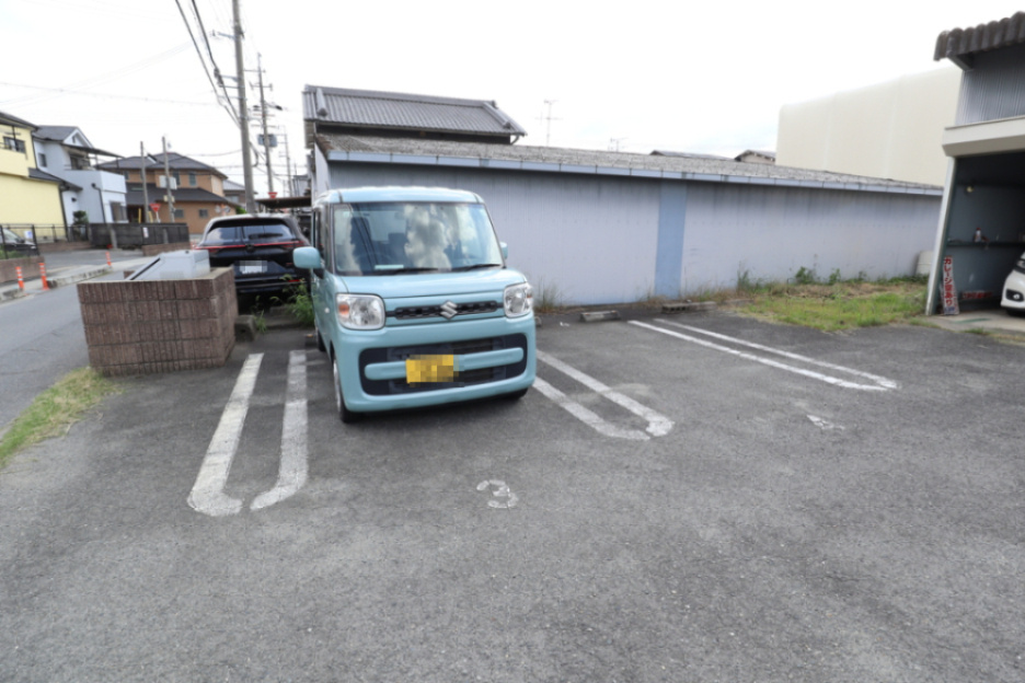 ガーデンヒルズの駐車場