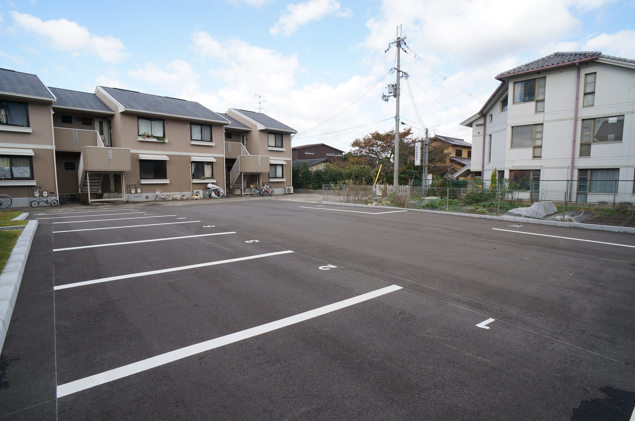 エトワール栄の駐車場