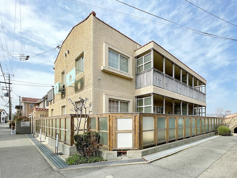 セラ逆瀬川　の外観|落ち着いた雰囲気の外観です