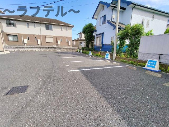 メゾンドールⅦの駐車場