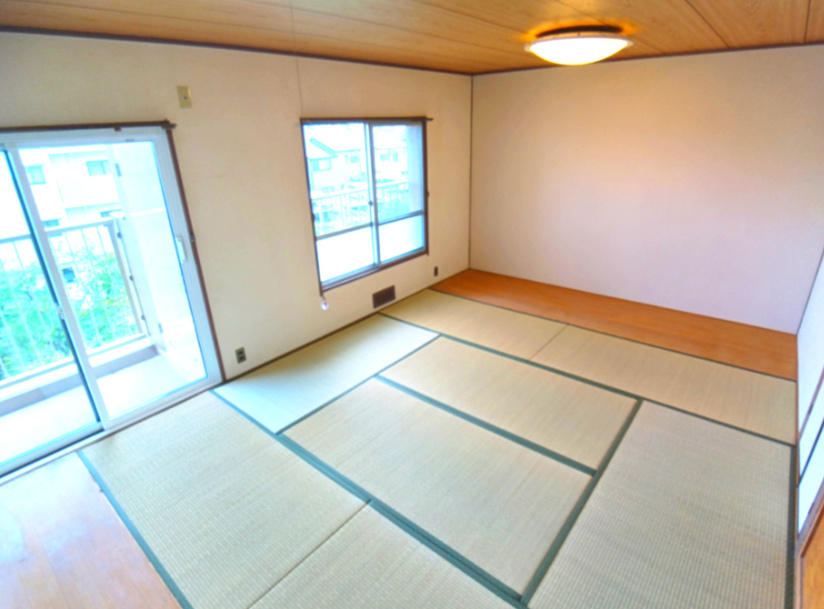 東仁川団地四号棟の和室|和室ならではの温かな和の空間で寛ぎの時間を過ごせます。
家族で団欒とお過ごしください。表替えされた畳です。