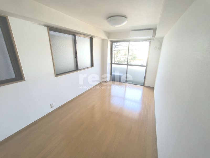 三鷹市新川５丁目の賃貸マンションの居間・リビング