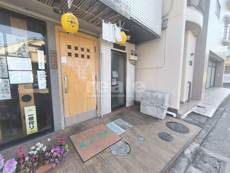 三鷹市新川５丁目の賃貸マンションのエントランス