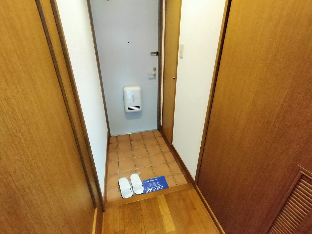 メゾン開宝二番館の玄関