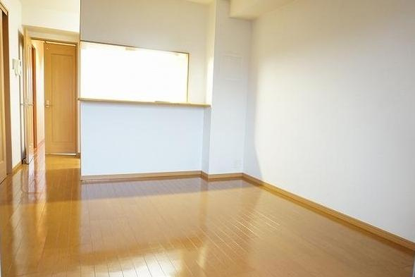 ベルメゾン(美女木)の居間・リビング|別号室の参考写真です。