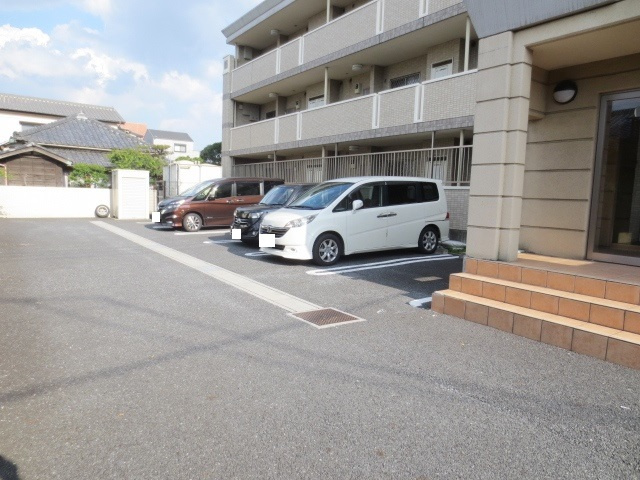 ベルメゾン(美女木)の駐車場|別号室の参考写真です。