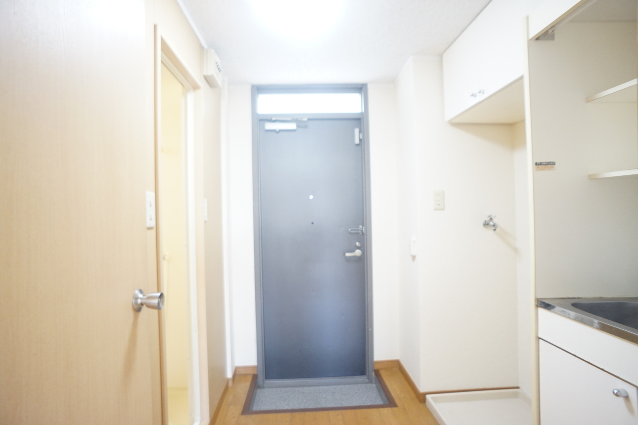 レオパレス冨田の玄関