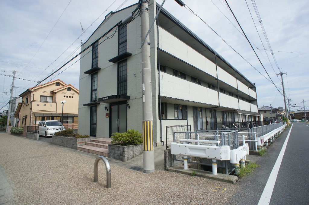 レオパレス冨田のエントランス