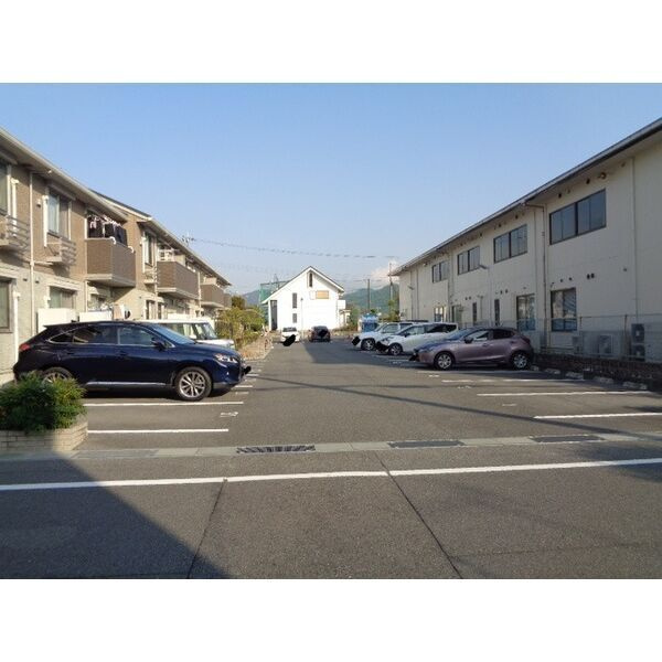 ドルチェヴィータ桜井の駐車場
