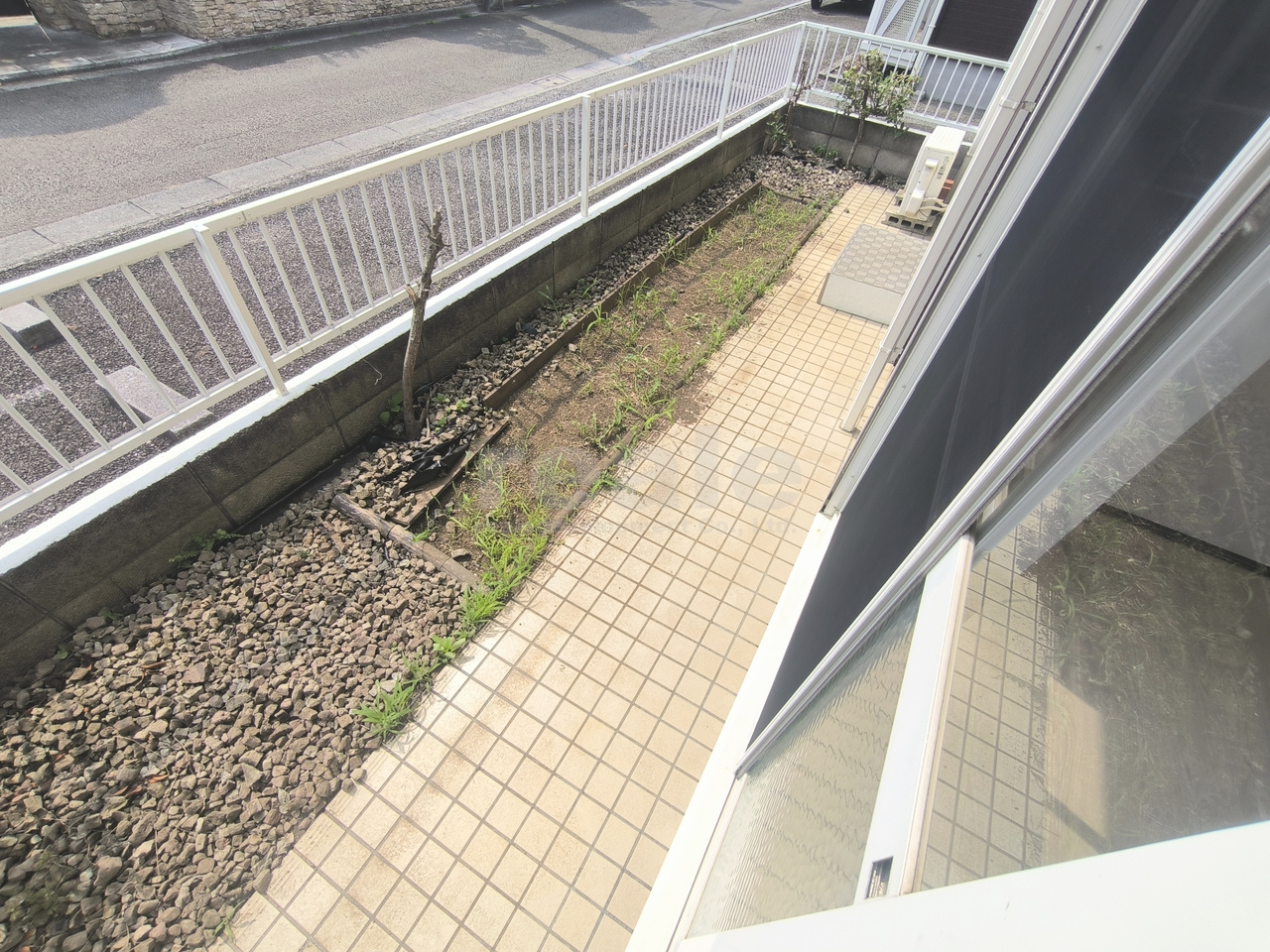 調布市深大寺東町５丁目のアパートの庭