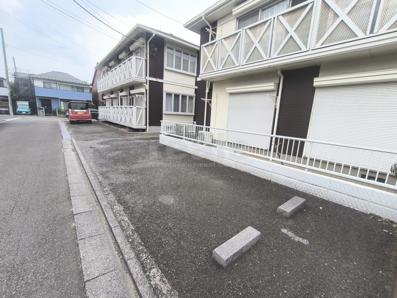 調布市深大寺東町５丁目のアパートの駐車場
