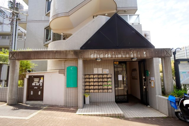 シティパレス東生駒ＰⅢＣ棟のエントランス