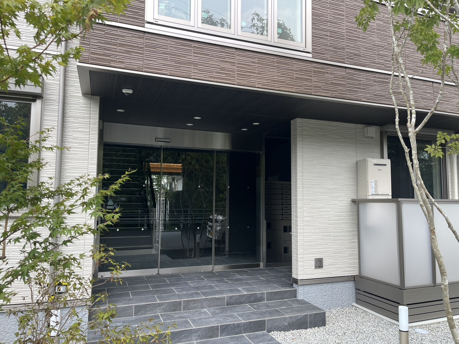 エクセレント　新大宮のエントランス
