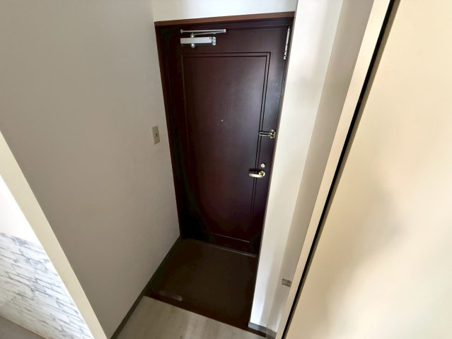 北羅マンションの玄関