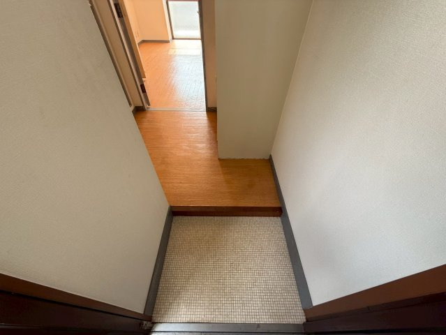 北羅マンションの玄関