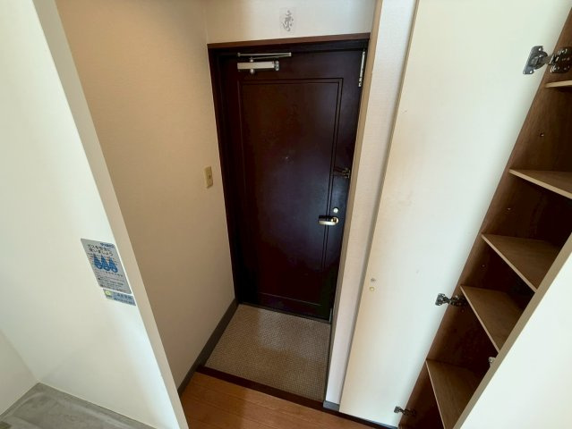 北羅マンションの玄関