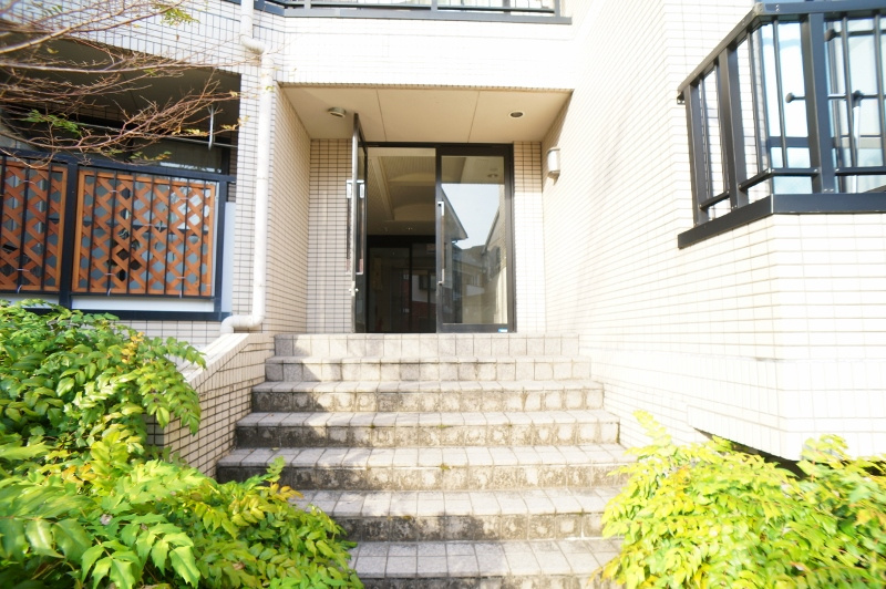 奈良市佐保台西町の賃貸マンションのエントランス