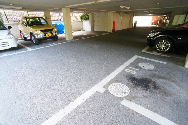 奈良市佐保台西町の賃貸マンションの駐車場