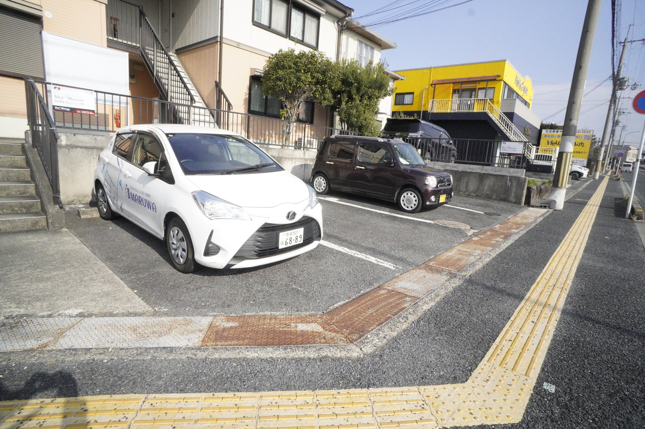 西谷ハイツＣ棟の駐車場