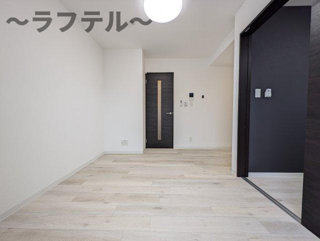 狭山市中央４丁目のアパートの居間・リビング