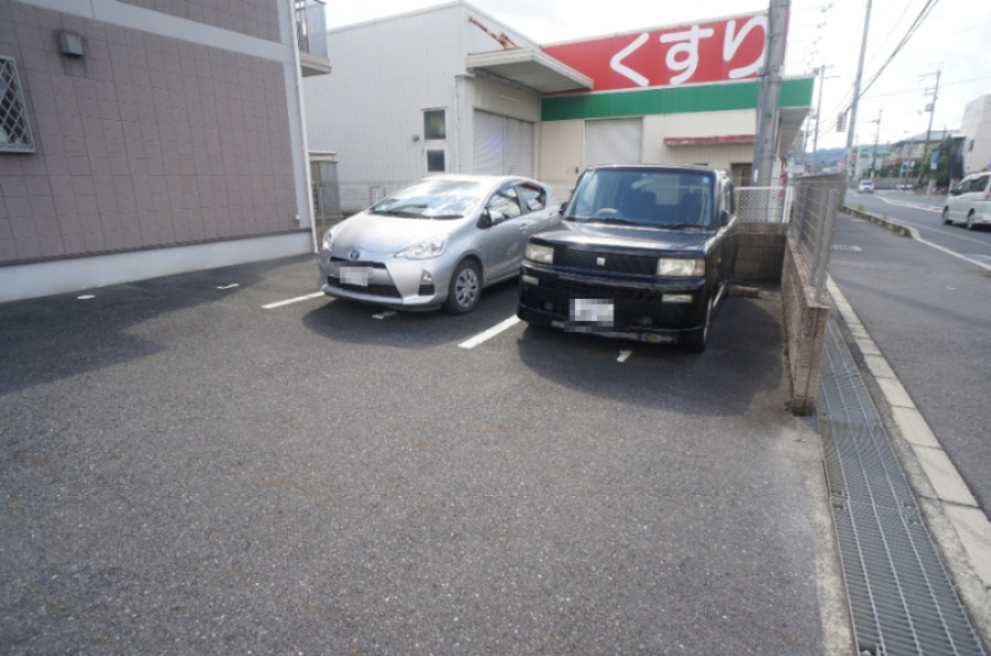 ジュネスコートの駐車場