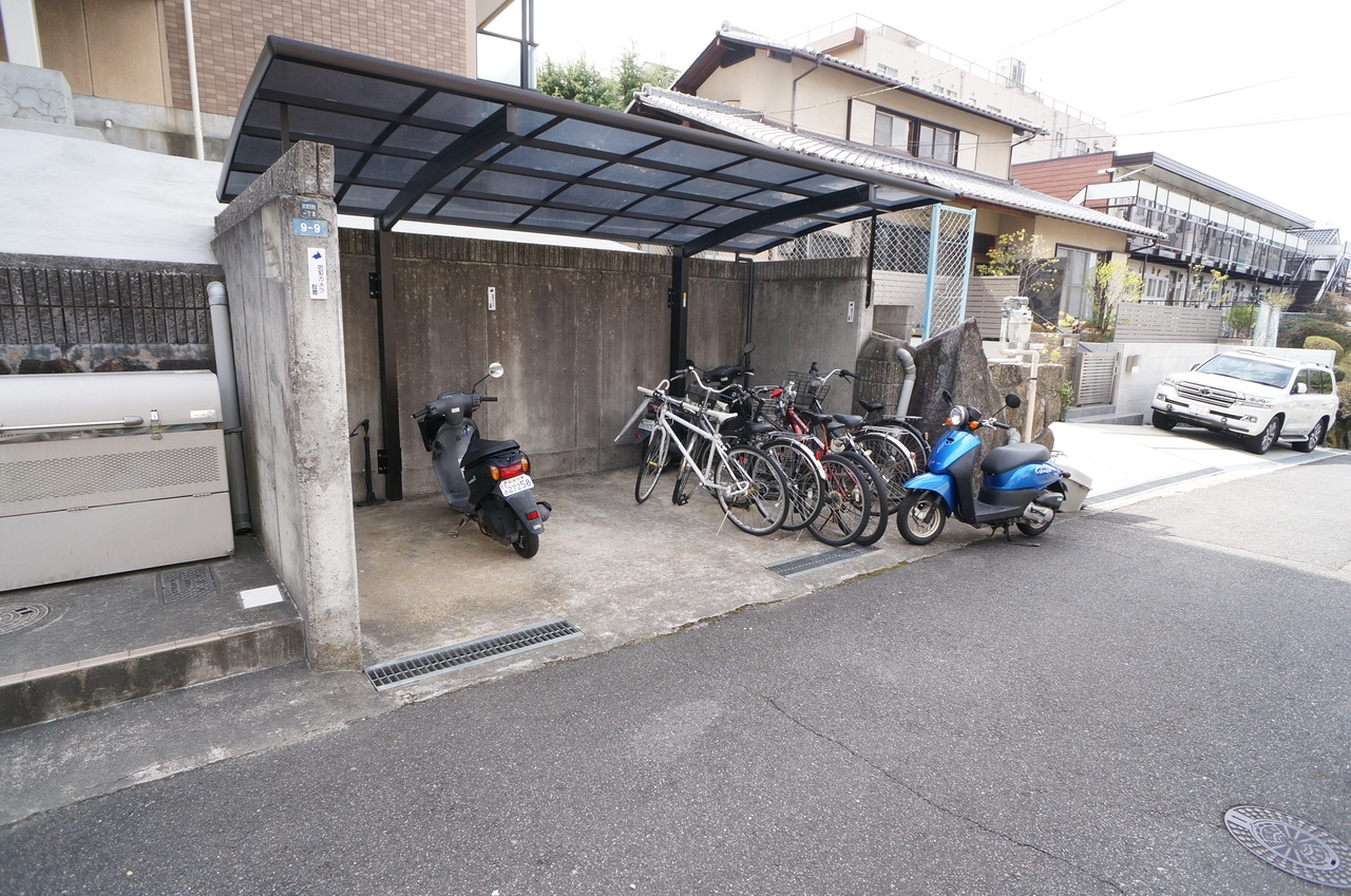 プレステージ富雄の駐車場