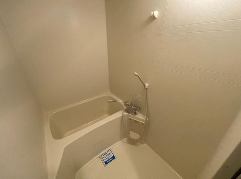 アパルト文の里の浴室|内装は同建物・別部屋の参考写真です。