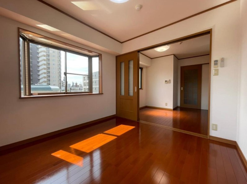 アパルト文の里の居間・リビング|内装は同建物・別部屋の参考写真です。