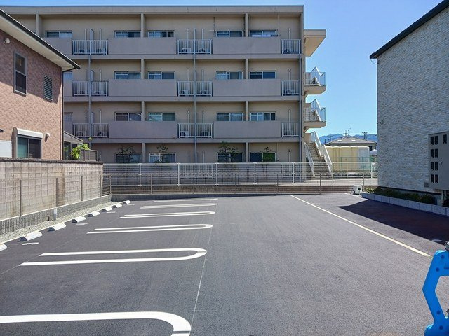 橿原市大久保町のアパートの駐車場