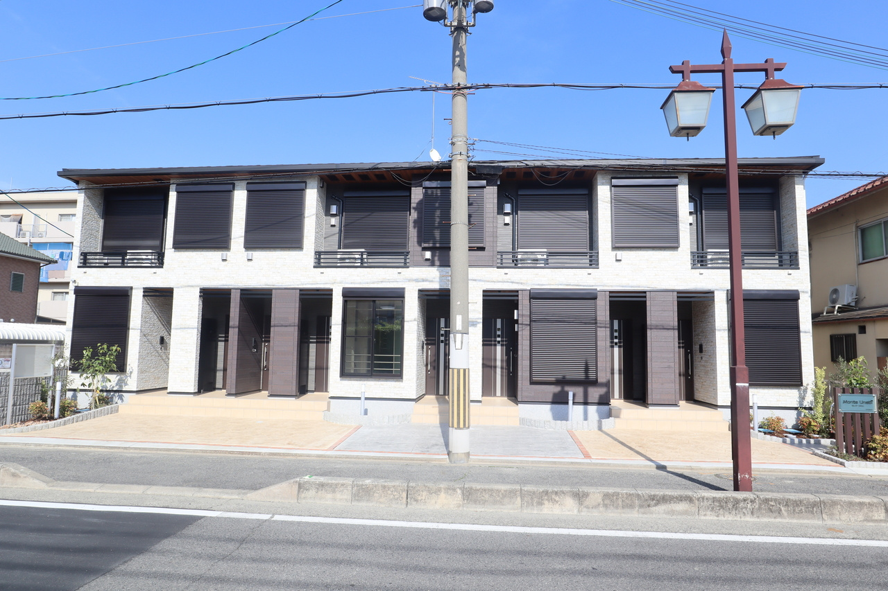 橿原市大久保町のアパートのエントランス
