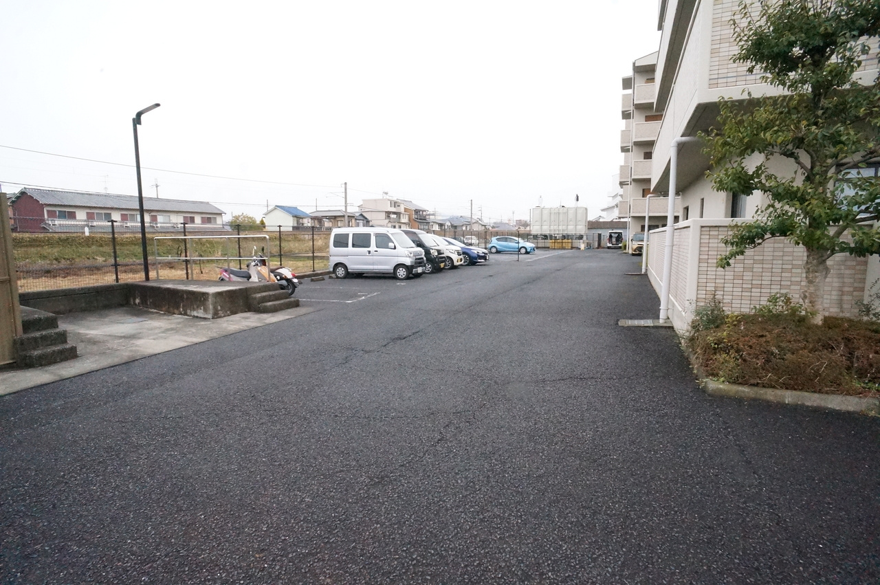 ローレルコート橿原の駐車場