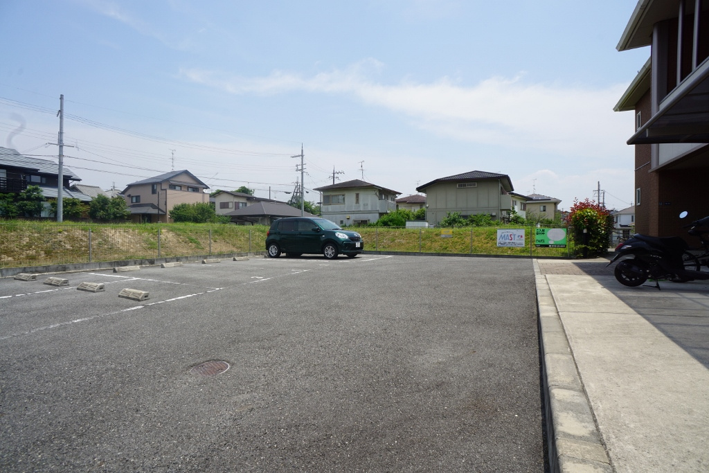 クレストヒルズＡ棟の駐車場