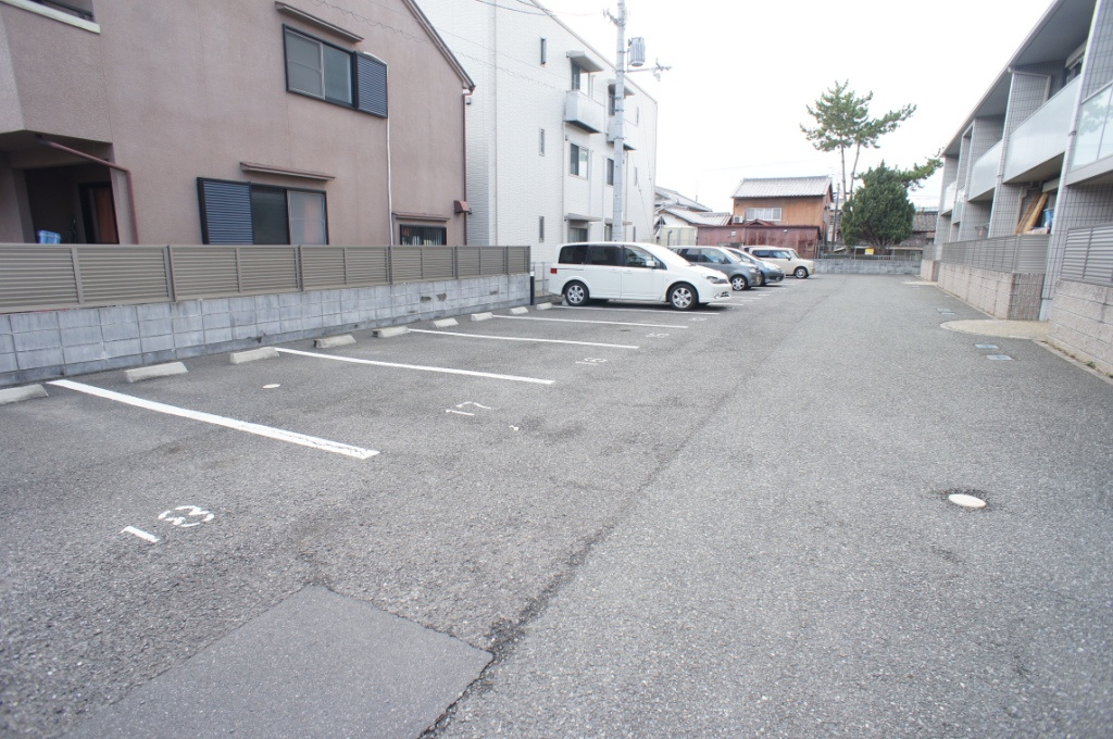 ラフィナートAの駐車場