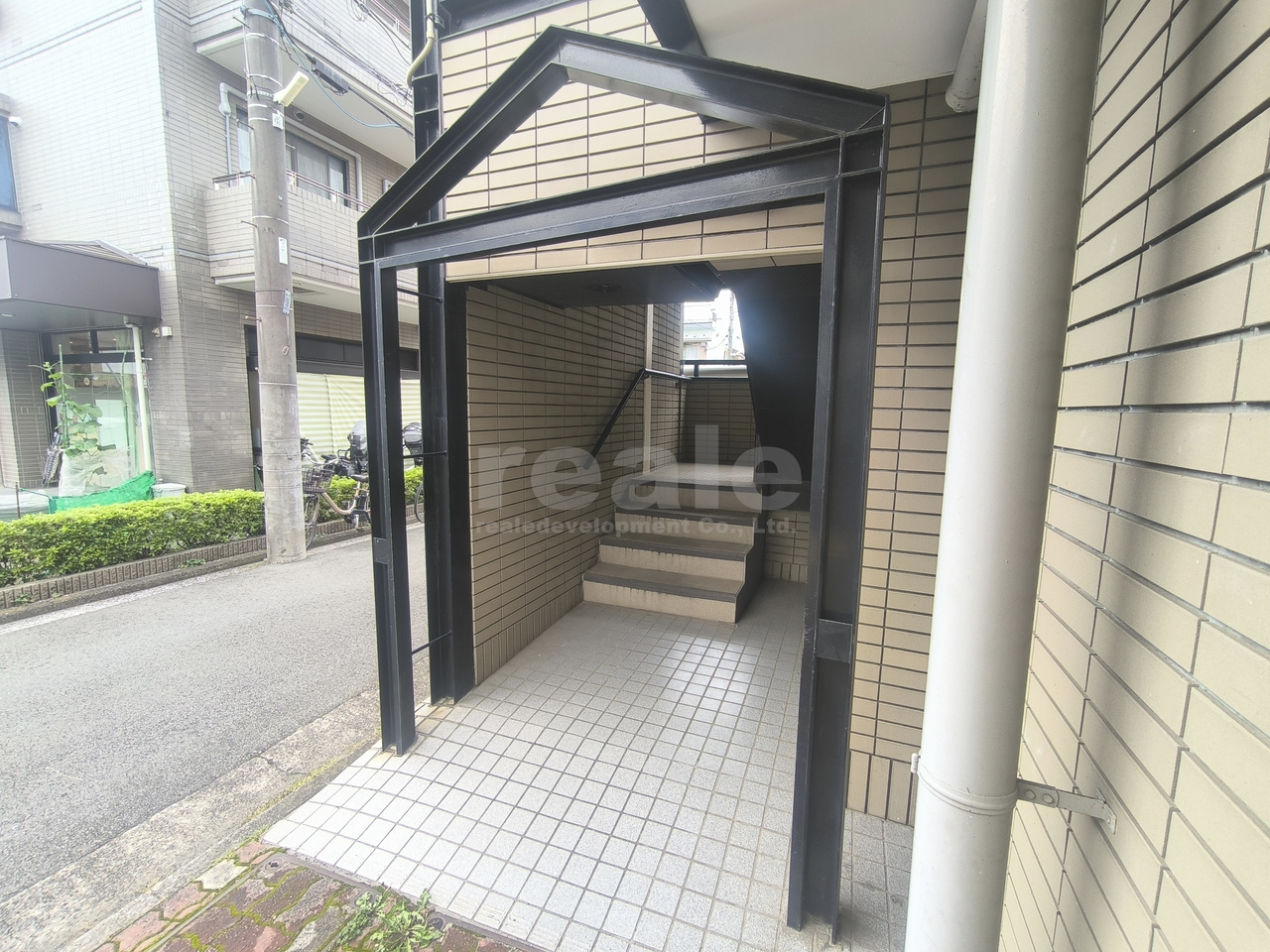 武蔵野市吉祥寺南町４丁目の賃貸マンションのエントランス