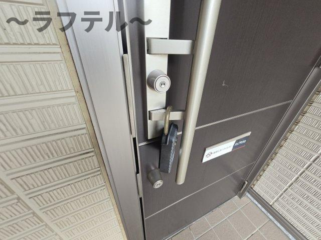 所沢市大字久米のアパートの玄関