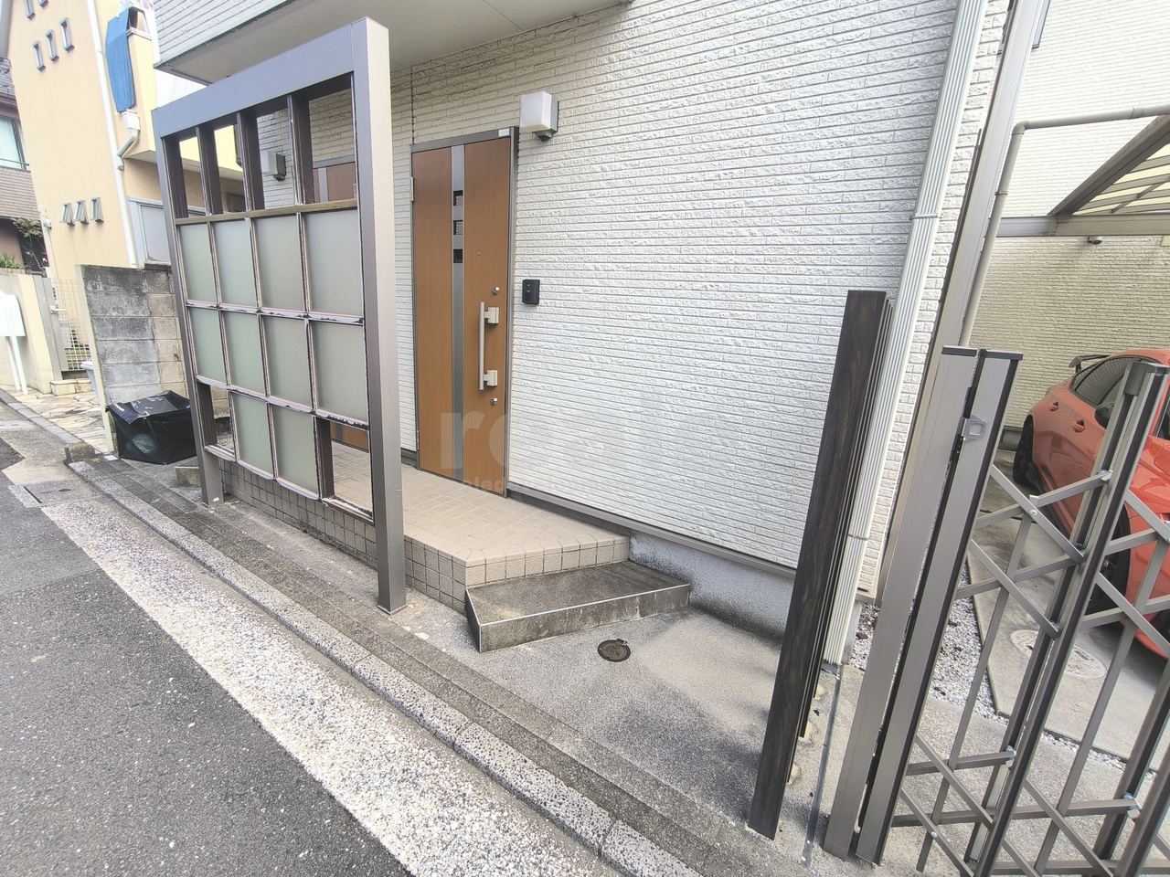 武蔵野市吉祥寺南町２丁目のアパートのエントランス