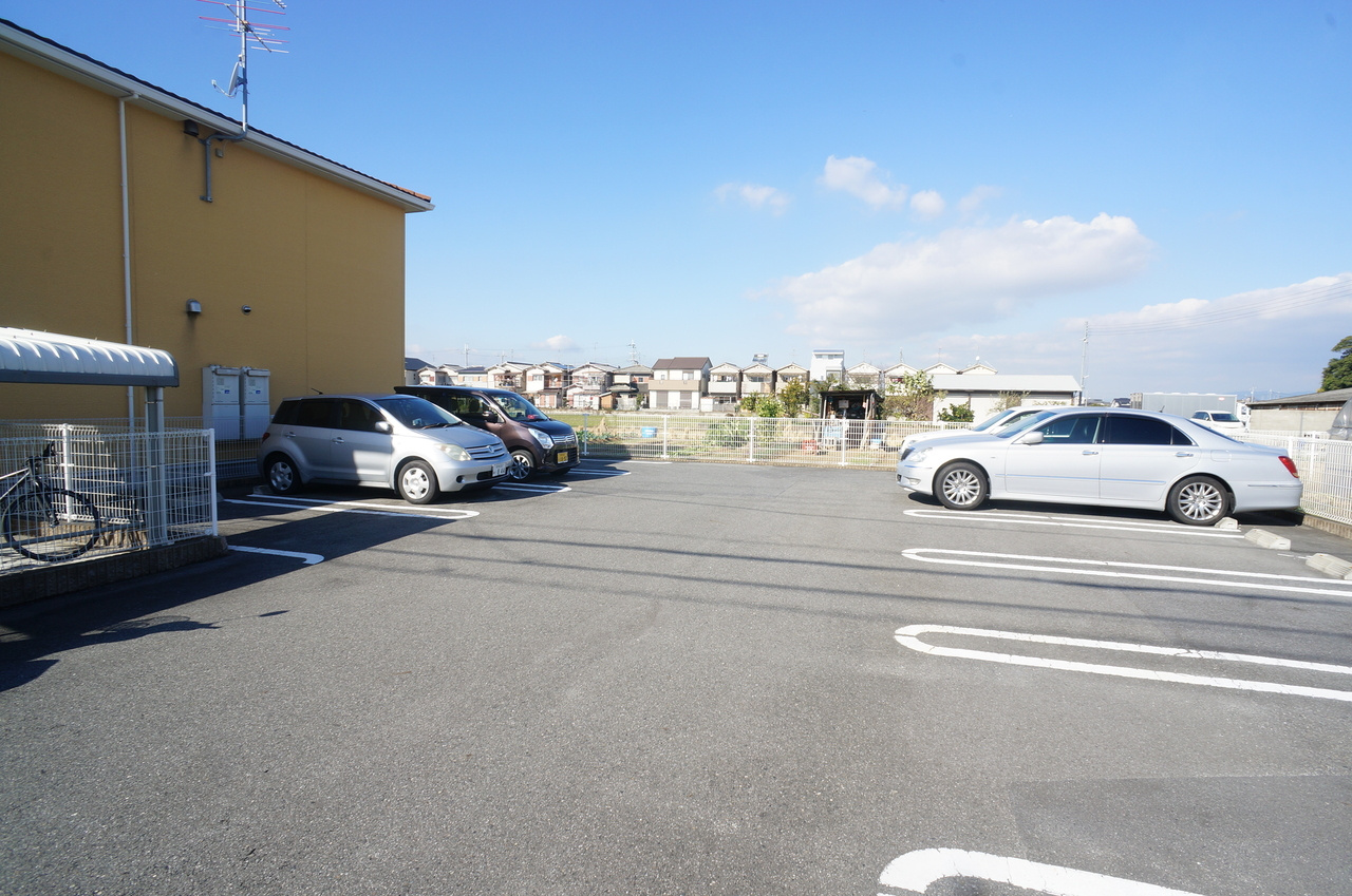 橿原市新口町のアパートの駐車場