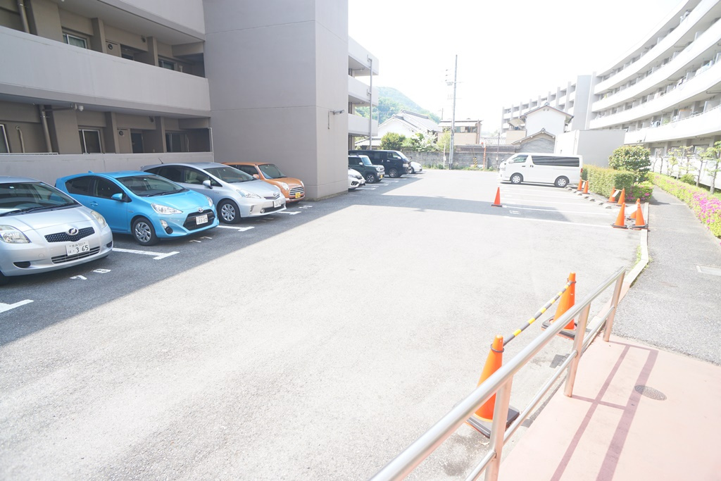 グランデージ王寺の駐車場