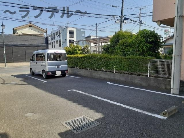 エレガント レジデンスの駐車場