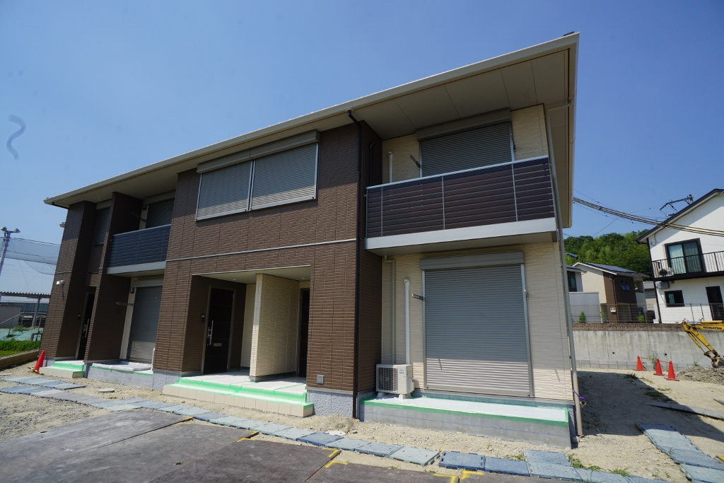 ラテール平城Ｂ棟のエントランス