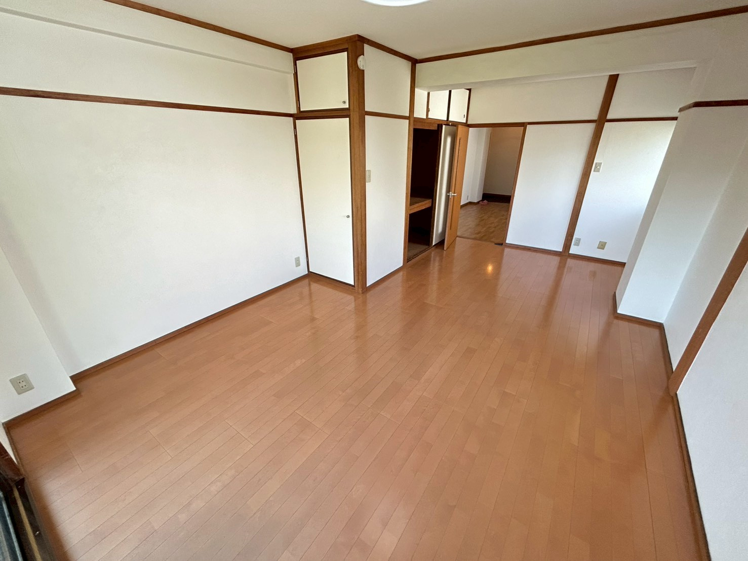 マンション芝の洋室