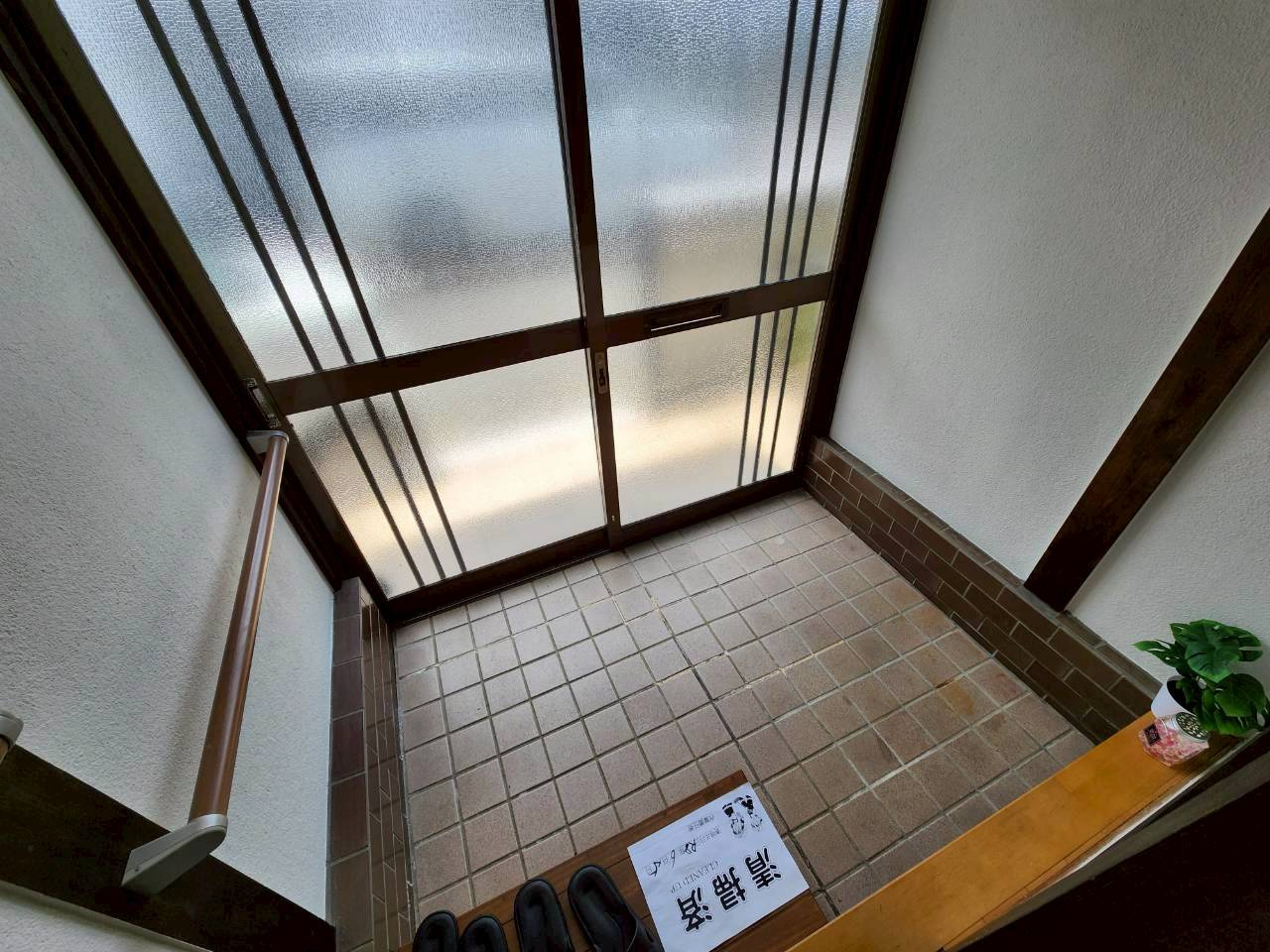 六条西３丁目貸家の玄関