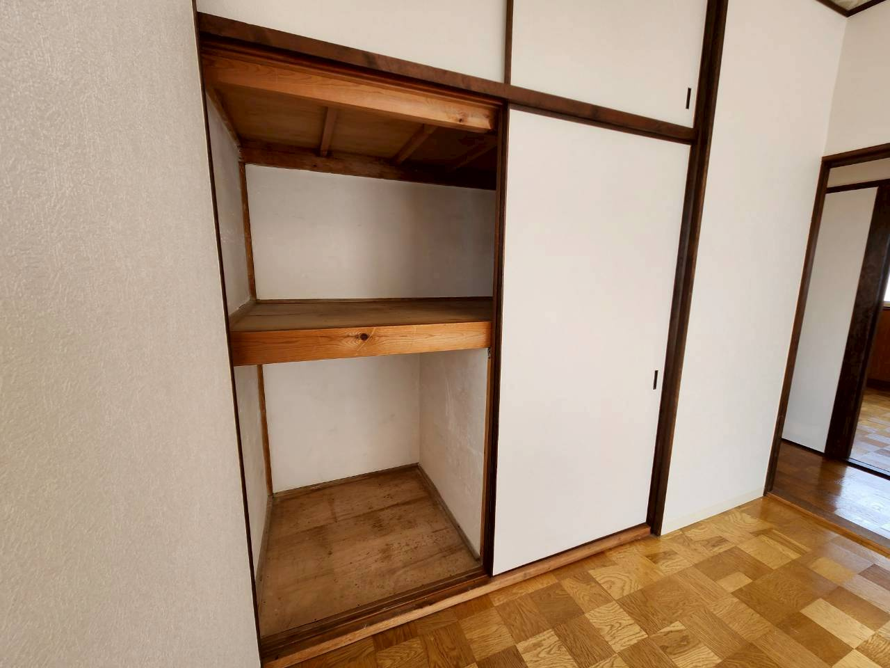 六条西３丁目貸家の収納