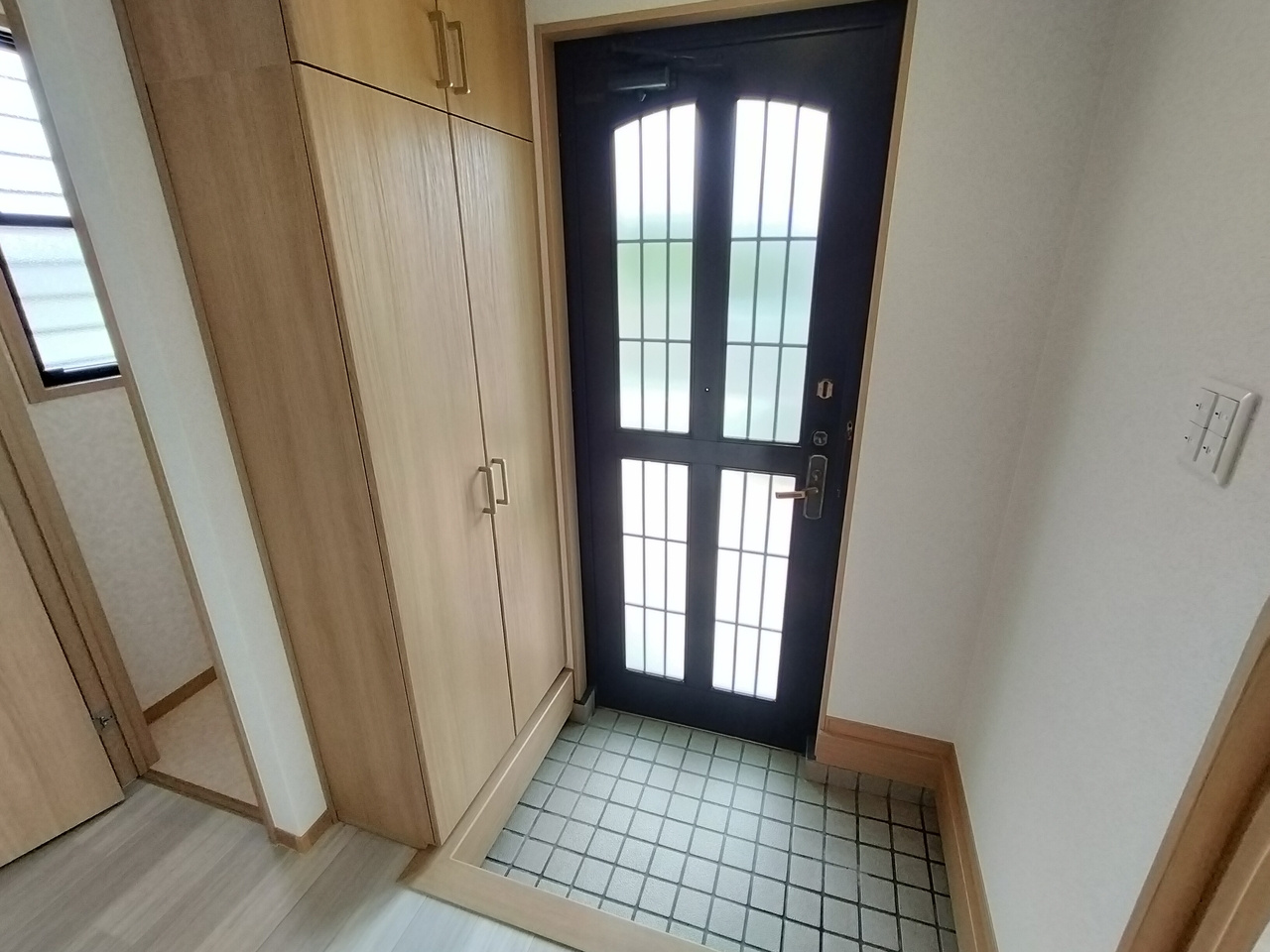 コンフォート朱雀Ⅵの玄関|収納もある玄関です